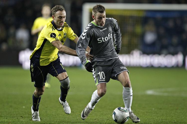 skifte. Dennis Rommedahl (tv) er en af de mere løntunge spillere i Brøndbys trup. Den ugift lettes lidt ved landsholdsspillerens skifte til Holland. 