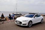 bastant. Tesla Model S er næsten fem meter lang og over to meter bred. 