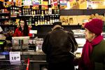 DYRT. Ifølge formanden for regeringens produktivitetskommission betaler danske forbrugere hvert år mindst 2 milliarder for meget på grund af planloven, der siger, at butikker højst må være 3.700 m2 store. 