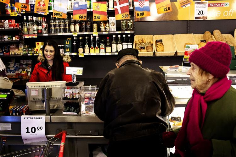 DYRT. Ifølge formanden for regeringens produktivitetskommission betaler danske forbrugere hvert år mindst 2 milliarder for meget på grund af planloven, der siger, at butikker højst må være 3.700 m2 store. 