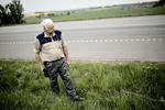 Randzoner. Landmand Søren Jensen i en af de grøfter, som ifølge Fødevareministeriets kort er et vandløb, der skal beskyttes. 