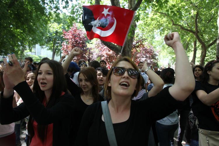 Protest. Mustafa Kemal Atatürk, der er trykt på flaget, er blevet symbol for demonstranterne. Atatürk, det moderne Tyrkiets første leder, 