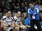 Comeback. Assistenttræner Lars Krogh Jeppesen (tv.) var inde og hjælpe Lars Jørgensen i forsvaret mod Rhein-Neckar Löwen. 