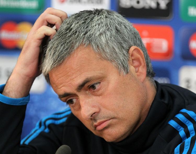 upopulær. José Mourinho lagde sig ud med Real Madrids fans, da han nægtede at benytte klub-anfører Iker Casillas, der på det tidspunkt var valgt som verdens bedste målmand, men angiveligt også var i opposition til portugiserens ledelsesstil. 