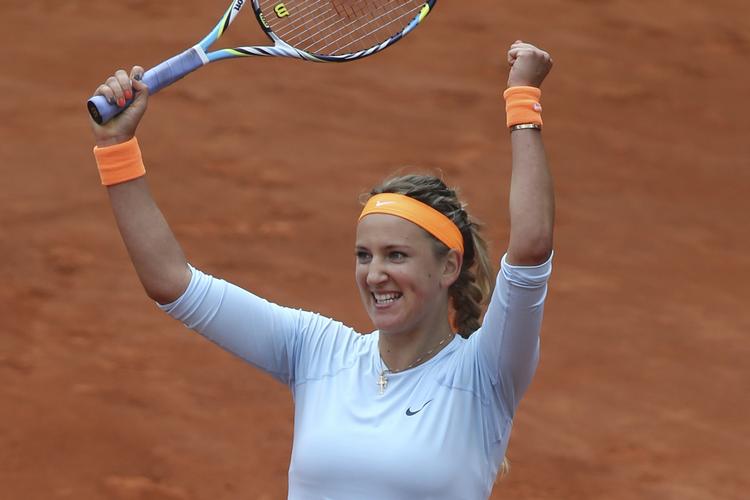 ÆG. Hviderussiske Victoria Azarenka jublede, efter at hun i dag slog Francesca Schiavone i to sæt på Roland Garros-tennisanlægget i Paris. 