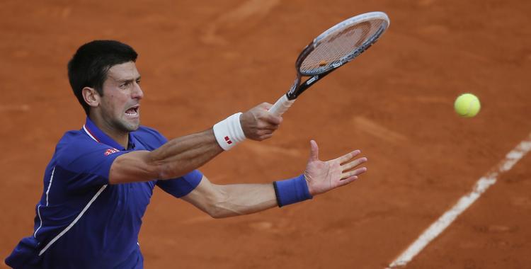 overbevisende. Novak Djokovic slog sig videre til kvartfinalen i French Open, hvor veteranen Tommy Haas venter. 