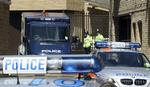Mandsopdækket. Sikkerheden var i top, da den 28-årige mistænkte i dag var i retten for første gang, siden han blev skudt af politiet efter mordet på en britisk soldat i London. 