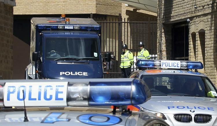 Mandsopdækket. Sikkerheden var i top, da den 28-årige mistænkte i dag var i retten for første gang, siden han blev skudt af politiet efter mordet på en britisk soldat i London. 