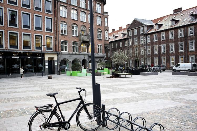 Hyldest. Hjørnet af Rådhuspladsen ved Lavendelstræde og Farvergade er foreslået omdøbt til Axel Axgils Plads. Men forslaget møder politisk modstand grundet den aktivistiske Axgils fortid. 
