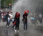 Demoer. Politiet har blandt andet brugt tåregas og vandkanoner mod demonstranterne i de seneste dage. 