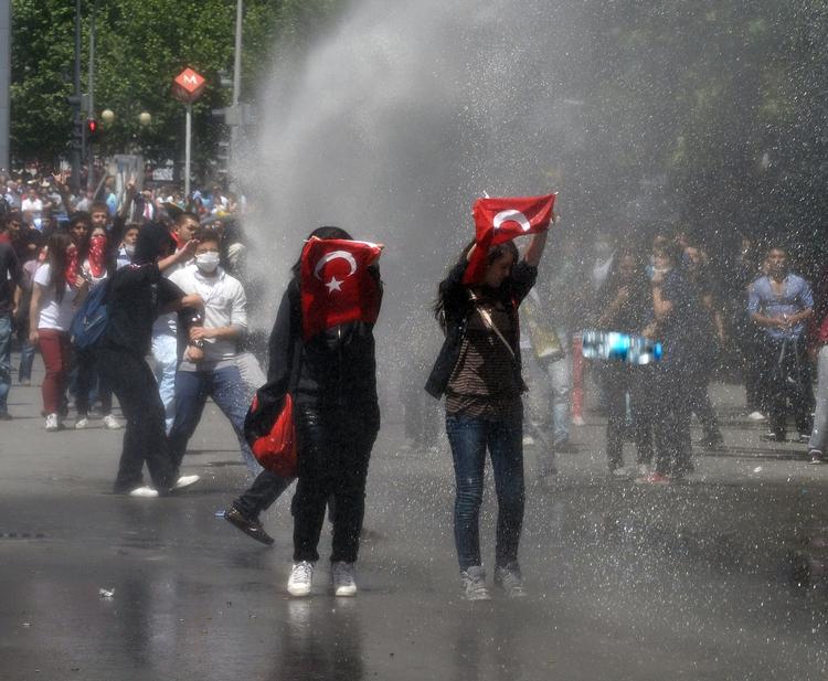 Demoer. Politiet har blandt andet brugt tåregas og vandkanoner mod demonstranterne i de seneste dage. 