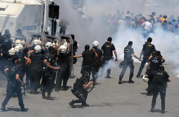 Protest. Kampene mellem demonstranter og politi har spredt sig til flere af Tyrkiets største byer, og politiet har weekenden ud bekæmpet demonstranter med tåregas og vandkanoner. Her i Istanbul fredag eftermiddag. 