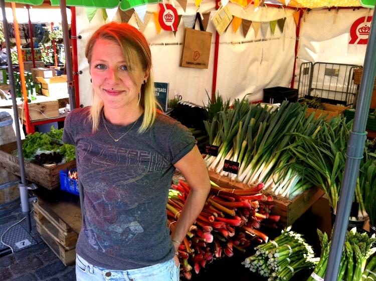 Telt. Kristine Bendtsen fra stadet 'Grøn Omegn', der handler med rabarber, krydderurter og asparges mellem Tovehallerne vil gerne have overdækning, men ikke en 'tredje torvehal'. 