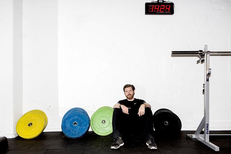 Livredder. Mikael Jensen reddede et menneskeliv, fordi han løb ud af døren med en hjertestarter og brugte den på en mand med hjertestop, der var faldet om tæt på det fitnesscenter, han arbejder i. 