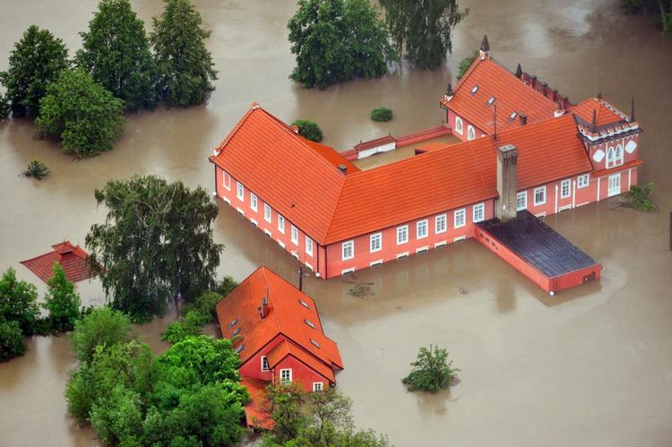 OVERSVØMMELSER. Vltava-floden har her oversvømmet et slot uden for Prag. 