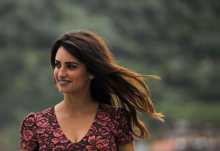 BOND. Penelope Cruz bliver den ældste Bond-pige til dato i den kommende 007-film. Cruz er i øvrigt gift med skurken fra den seneste film, Javier Bardem, men det har altså ikke forhindret en aftale med den 39-årige spanier. 