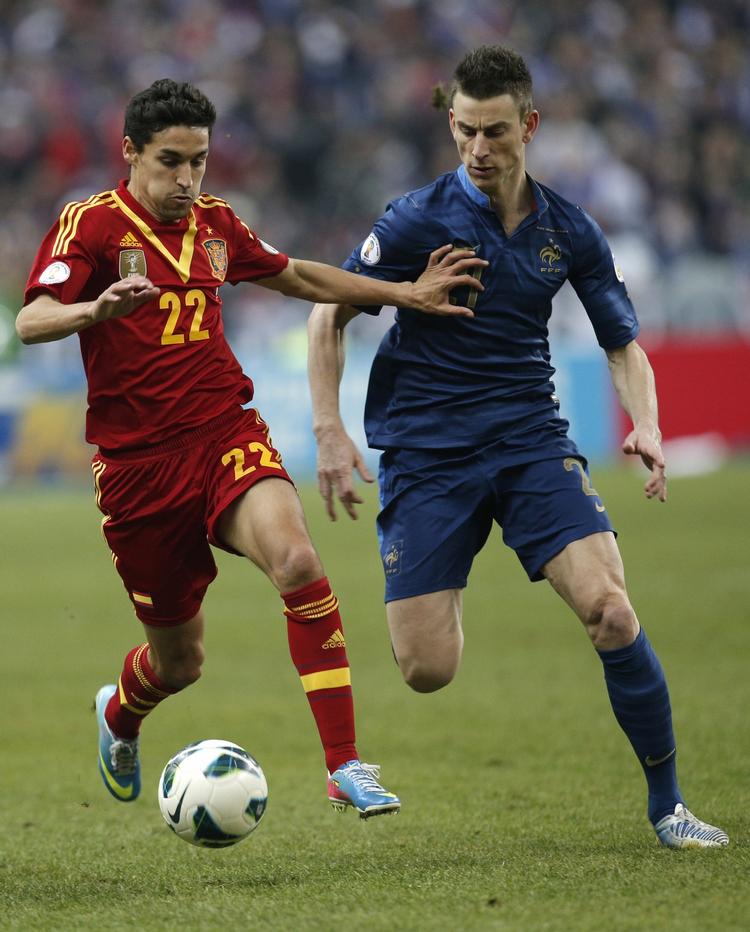 hjemmefødning. Landsholdsspilleren Jesus Navas (tv) har altid haft det bedst i Spanien, men nu forsøger han sig med et skifte til Manchester City. 