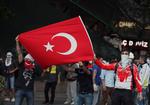 Vold. I nat blev en ung, tyrkisk mand dræbt af skud under demonstrationerne i Tyrkiet. Han er den anden, der har mistet livet under oprøret. 