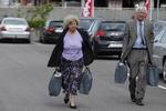 Vidne. Birthe Rønn ankommer med sin bisidder til sidste afhøring i Statsløsekommissionen. 