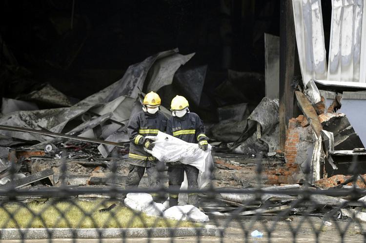 Storbrand. Det lykkedes omkring 100 fabriksarbejdere at slippe ud af den brændende fabrik, mens 119 brændte inde. 