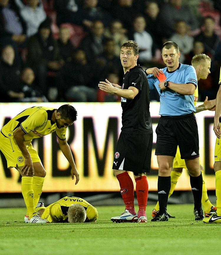 Protest. FC Midtjylland nedlægger protest over Morten 'Duncan' Rasmussen røde kort i kampen mod Young Boys. 