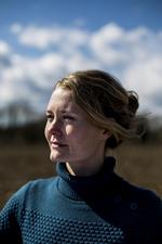 Uhygge. Kathrine Assels Assels tager fat uden handsker og bedøvelsesmiddel, så man ikke aner, om man skal le eller skrige. 