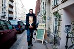 Shopper. Nikolaj Zeuthen tager fra – næsten – alle hylder i sin nye digtsamling 'Stråler'. 