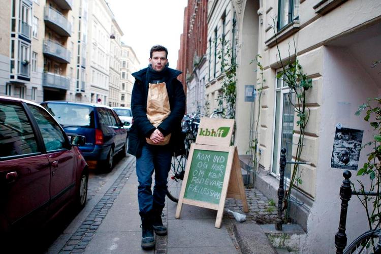 Shopper. Nikolaj Zeuthen tager fra – næsten – alle hylder i sin nye digtsamling 'Stråler'. 