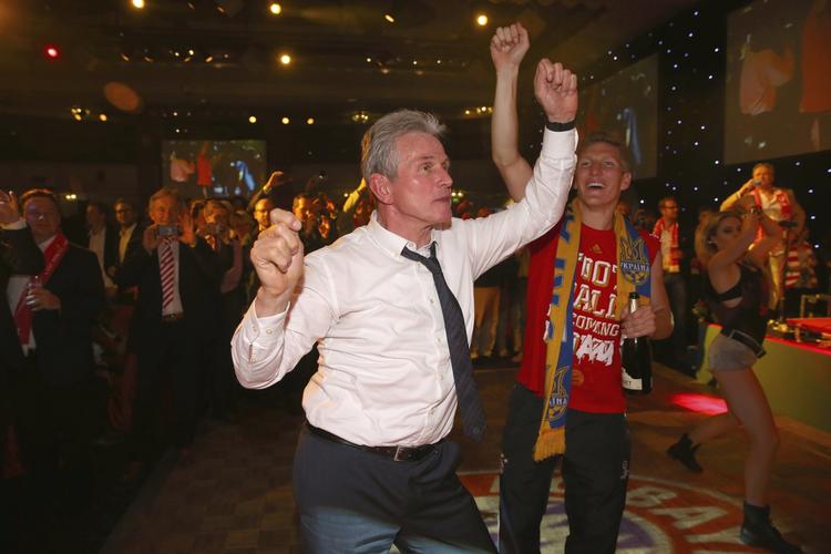 pensioneret? Normalt meget seriøse Jupp Heynckes slår sig løs på dansegulvet under Bayerns fejring af mesterskabet. 