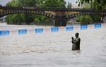 SPRINGFLOD. En statue er alt, der kan ses af promenaden langs Vltava-floden i Prag. Vandmasserne er begyndt at falde igen i den tjekkiske hovedstad, mens springfloden nu truer byer i den nordlige del af landet. 