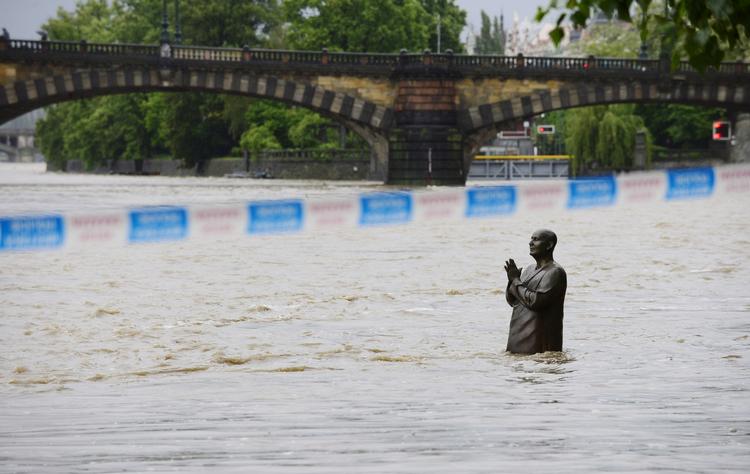 SPRINGFLOD. En statue er alt, der kan ses af promenaden langs Vltava-floden i Prag. Vandmasserne er begyndt at falde igen i den tjekkiske hovedstad, mens springfloden nu truer byer i den nordlige del af landet. 