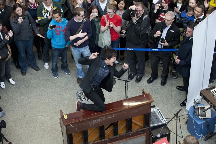 Pop-up. Her underholder Jamie Cullum ved en kort koncert i London for at reklamere for sit nye album. I morgen gør han det samme i København. 