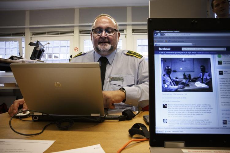 uetisk. Måske er det blevet lidt for nemt og tillokkende for politiet at true med offentliggørelse eller sende billeder af mistænkte ud på Facebook, fordi metoderne giver hurtige resultater? skriver Anne Mette Svane 
