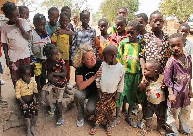 Efter en flot karriere i det store erhvervsliv rykkede Bolette Christensen for to år siden videre til direktørposten i Børnefonden. Her er hun på besøg i Burkina Faso 