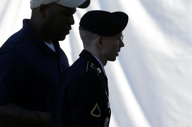 Tiltalt. Bradley Manning sad i dag ansigt til ansigt med den mand, der meldte ham til de militære myndigheder. 