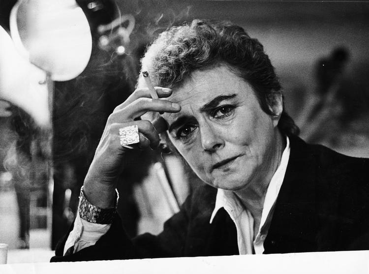 Indstillet. Det københavnske vejnavnenævn har indstillet skuespilleren Hannah Bjarnhof som navnebærer til plads på Rådhuspladsen. Bjarnhof var en respekteret og folkekær skuespiller, der sprang ud som lesbisk få år før sin død i 2002. 