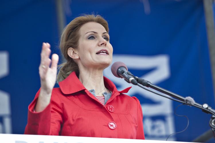 Gentagelse. Grundlovsdagstalerne er som at synge 'Jens Vejmand': Teksten har ikke ændret sig i årevis, og melodien er den samme som for 100 år siden. Her er det statsminister Helle Thorning-Schmidt (S), der synger for. 