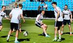 opvarmning. Michael Krohn-Dehli, Daniel Wass, Chr. Eriksen, Viktor Fischer, William Kvist og Lars Jacobsen udfordrede hinanden under gårsdagens træning. 
