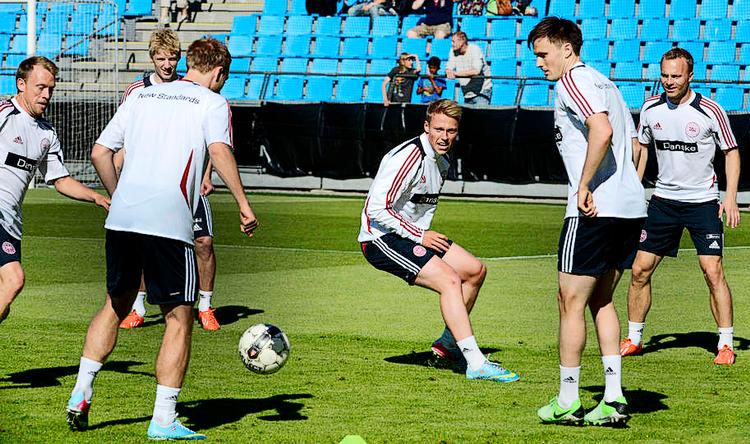 opvarmning. Michael Krohn-Dehli, Daniel Wass, Chr. Eriksen, Viktor Fischer, William Kvist og Lars Jacobsen udfordrede hinanden under gårsdagens træning. 