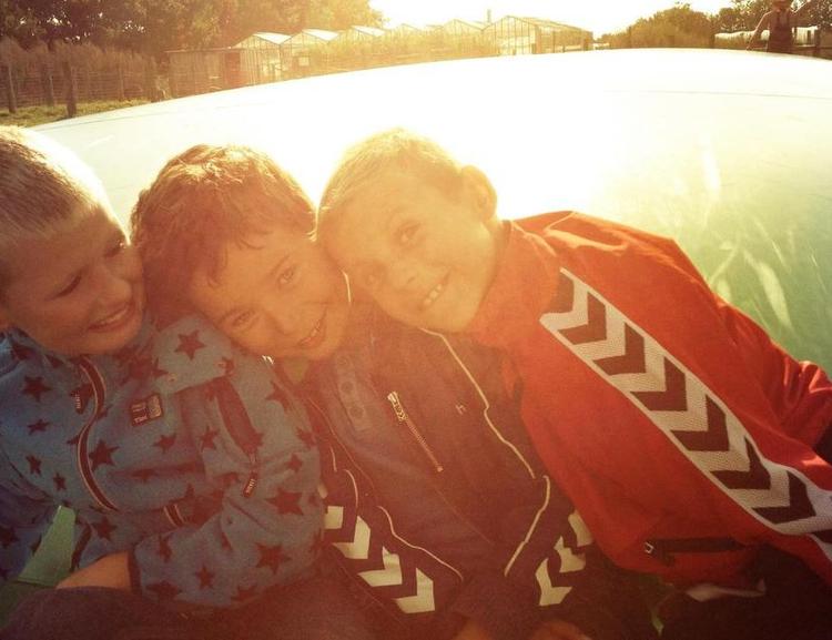 Ferieglæde. Når børn er i 8-10 års alderen, er de i stand til at vide, hvad det indebærer at have venner med på ferieturen. Her er det vennerne Christoffer, Jeppe og Hjalte, der nyder hinandens selskab. 