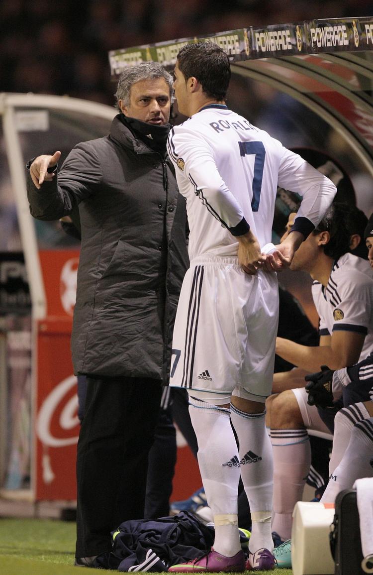 Taktikmøde. Efter 33 mål i sin første Real-sæson fik Ronaldo (th) Mourinho som træner. Målene kom i vilde stimer og sæsontotaler på 53, 60 og 55 under Mourinhos ledelse er  verdensklasse. 