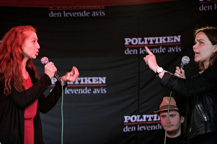 Debattalent. Politiken åbner til efteråret en debattør- og kritikerskole, der skal udklække debattørtalenter som Samira Nawa (tv.) og Gry Möger Poulsen (th.). Her ses de to i duel på Folkemødet i Allinge i juni 2012. 