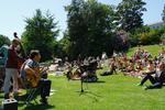 Afslapning. Der var sørget for musik i Ørstedparken, hvor undervisningsministeren kom i uventet krydsild efter sin tale. 