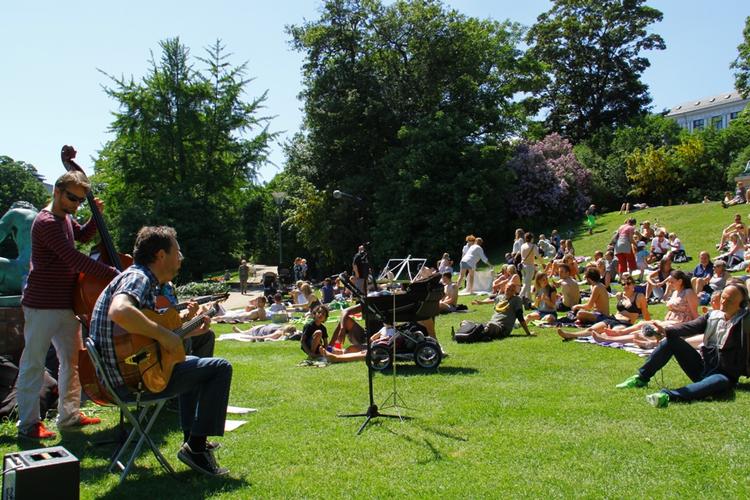 Afslapning. Der var sørget for musik i Ørstedparken, hvor undervisningsministeren kom i uventet krydsild efter sin tale. 