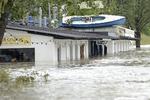 VANDMASSER. Her er en restaurant i Østrig oversvømmet, efter floden Donau er gået over sine bredder. 