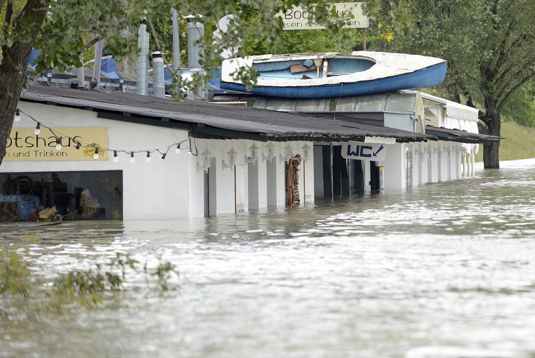 VANDMASSER. Her er en restaurant i Østrig oversvømmet, efter floden Donau er gået over sine bredder. 