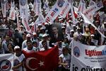 Protest. Demonstranter på gaden i Istanbul. 