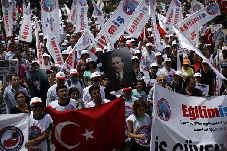 Protest. Demonstranter på gaden i Istanbul. 