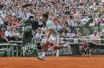 bagvender. Selv om Novak Djokovic (tv.) fik løbet denne bold op og returneret dem mellem benene på sig selv, fik Tommy Haas afgjort duellen ved nettet. 