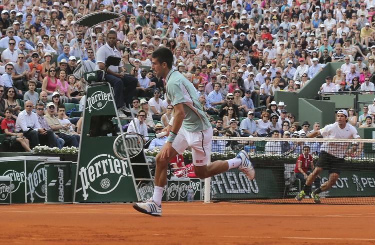 bagvender. Selv om Novak Djokovic (tv.) fik løbet denne bold op og returneret dem mellem benene på sig selv, fik Tommy Haas afgjort duellen ved nettet. 